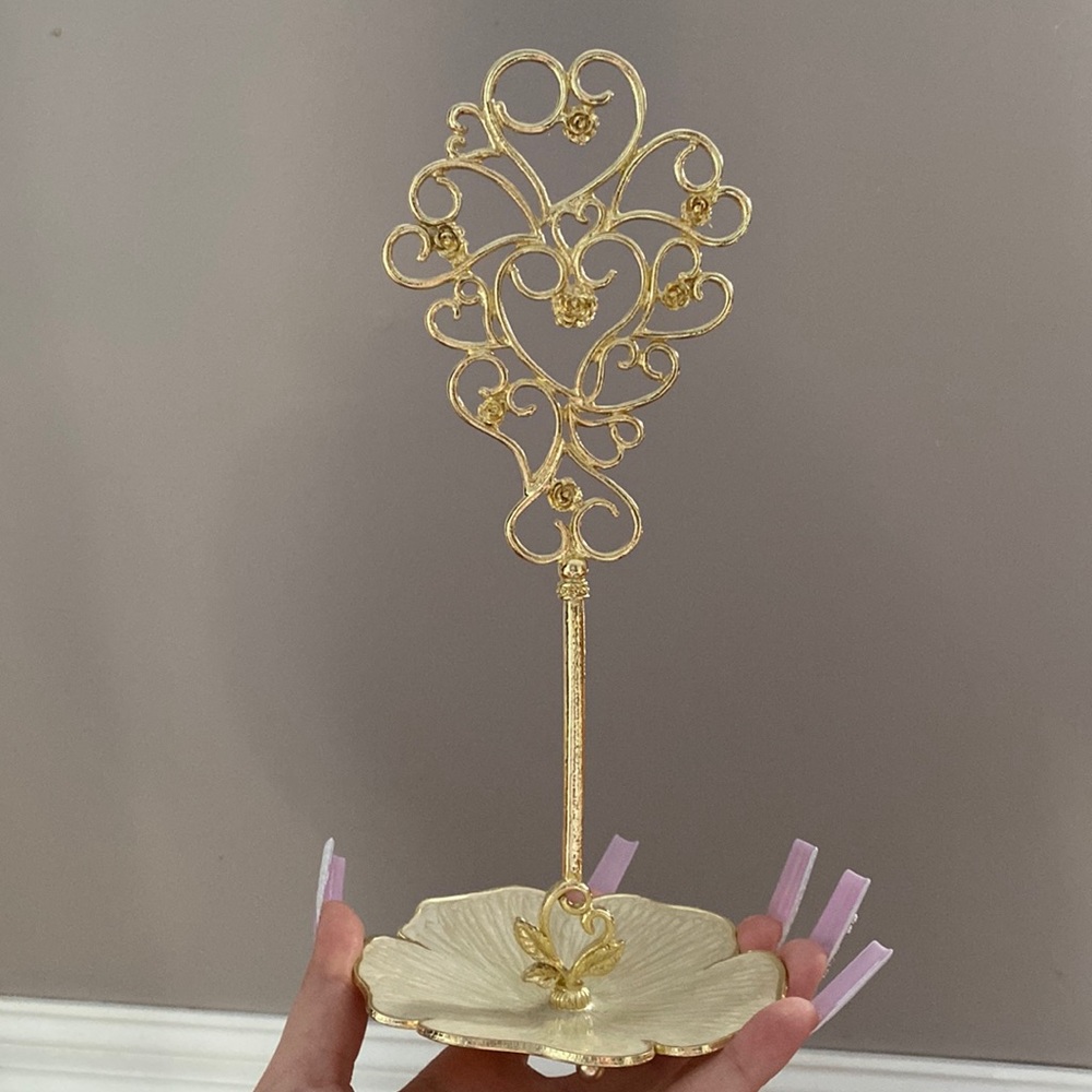 beautiful vintage ring holder